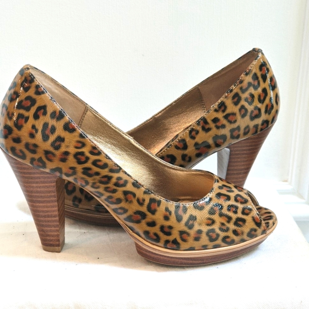 Leather leopard print heels by Sofft - Picture 1 of 13
